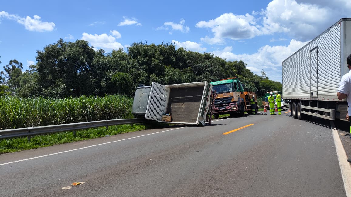 Foto 6 de 9 — URGENTE: Acidente entre caminhões interdita SP-255 entre BES e Araraquara